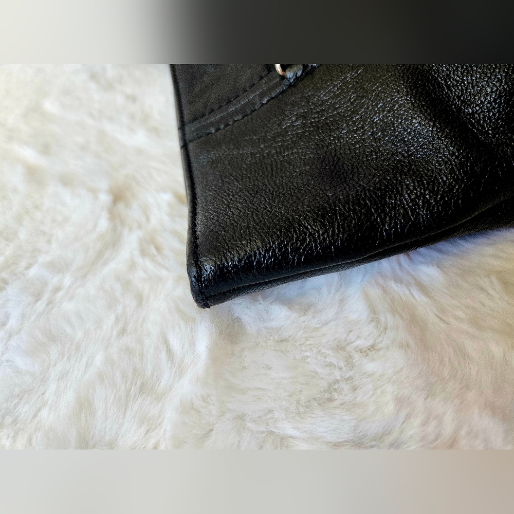 Chanel Luxe Ligne Tote Bag - Picture 13 of 16